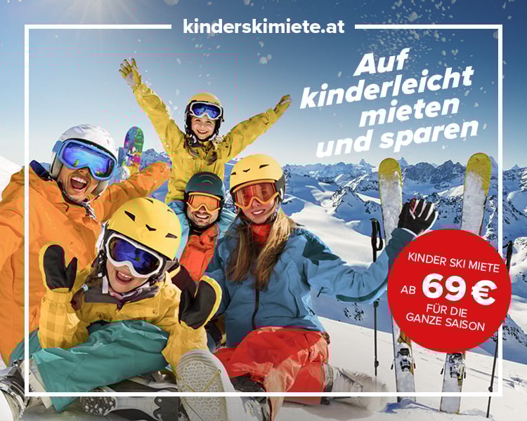Eine Gruppe von Menschen in Skiausrüstung posiert fröhlich auf einem verschneiten Berg. Im Hintergrund sind schneebedeckte Gipfel und ein klarer blauer Himmel zu sehen. Im Bild ist Text zu lesen: 'kinderskimiete.at Auf kinderleicht mieten und sparen KINDER SKI MIETE AB 59€ FÜR DIE GANZE SAISON'.
